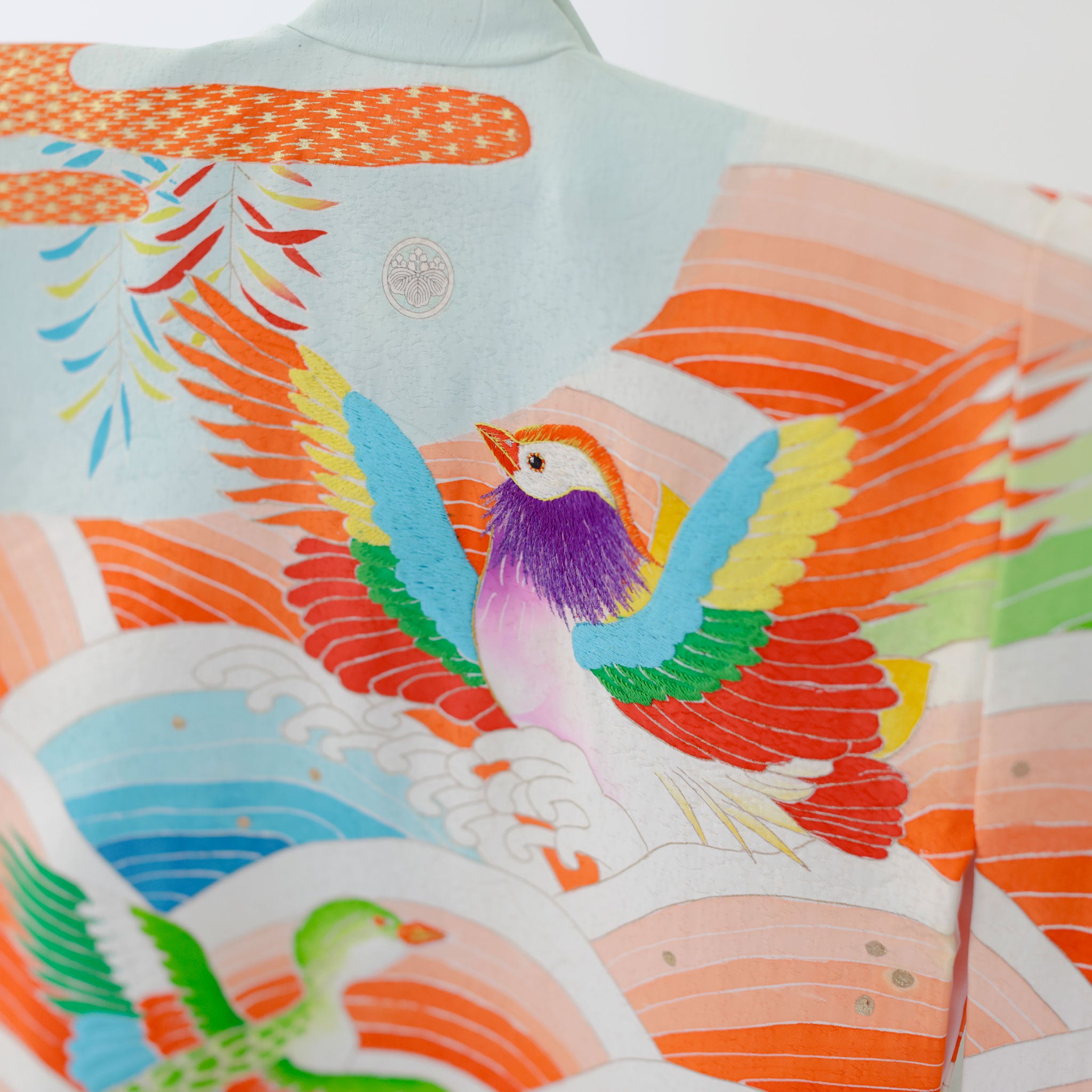 七色の鳥と華やかな模様が描かれたアンティーク着物の刺繍ディテール|七五三3歳用【heartmelt】