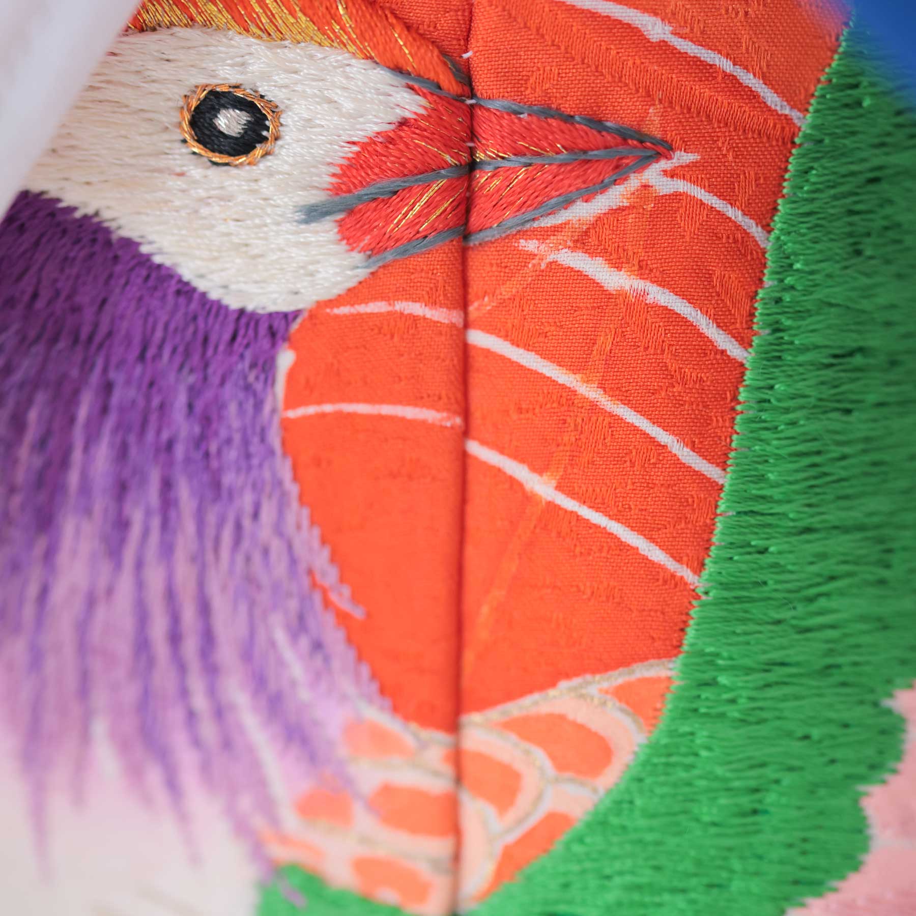 七色の鳥と華やかな模様が描かれたアンティーク着物の刺繍ディテール|七五三3歳用【heartmelt】