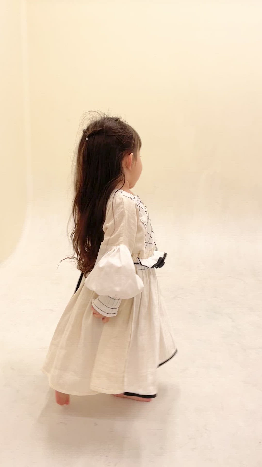 幾何学ステッチのガーゼワンピース|子供のおしゃれなレンタル衣装|heartmelt