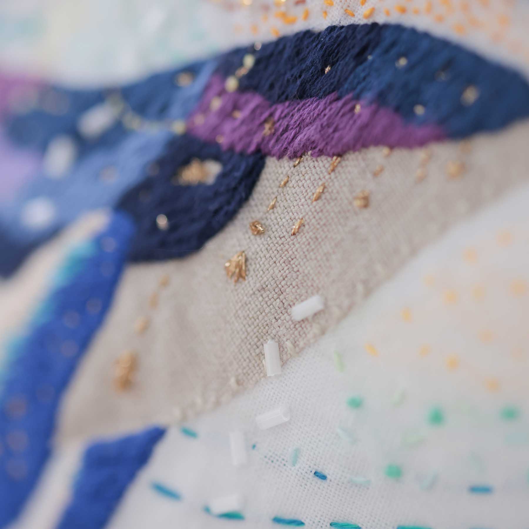 七五三用手刺繍帯のディテール|クジラ・まるまる・星の刺繍入りキッズエプロン【heartmelt】