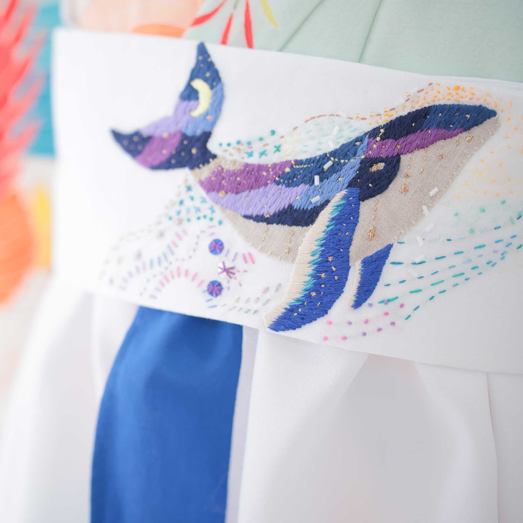 七五三用手刺繍帯のディテール|クジラ・まるまる・星の刺繍入りキッズエプロン【heartmelt】