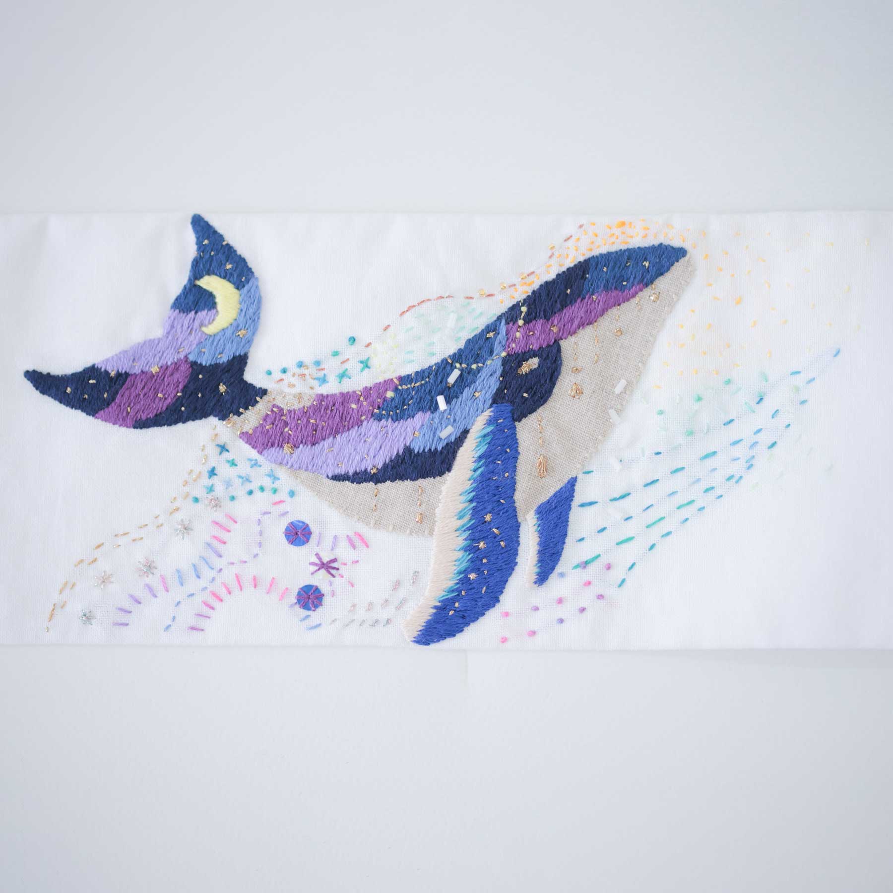 七五三用手刺繍帯のディテール|クジラ・まるまる・星の刺繍入りキッズエプロン【heartmelt】