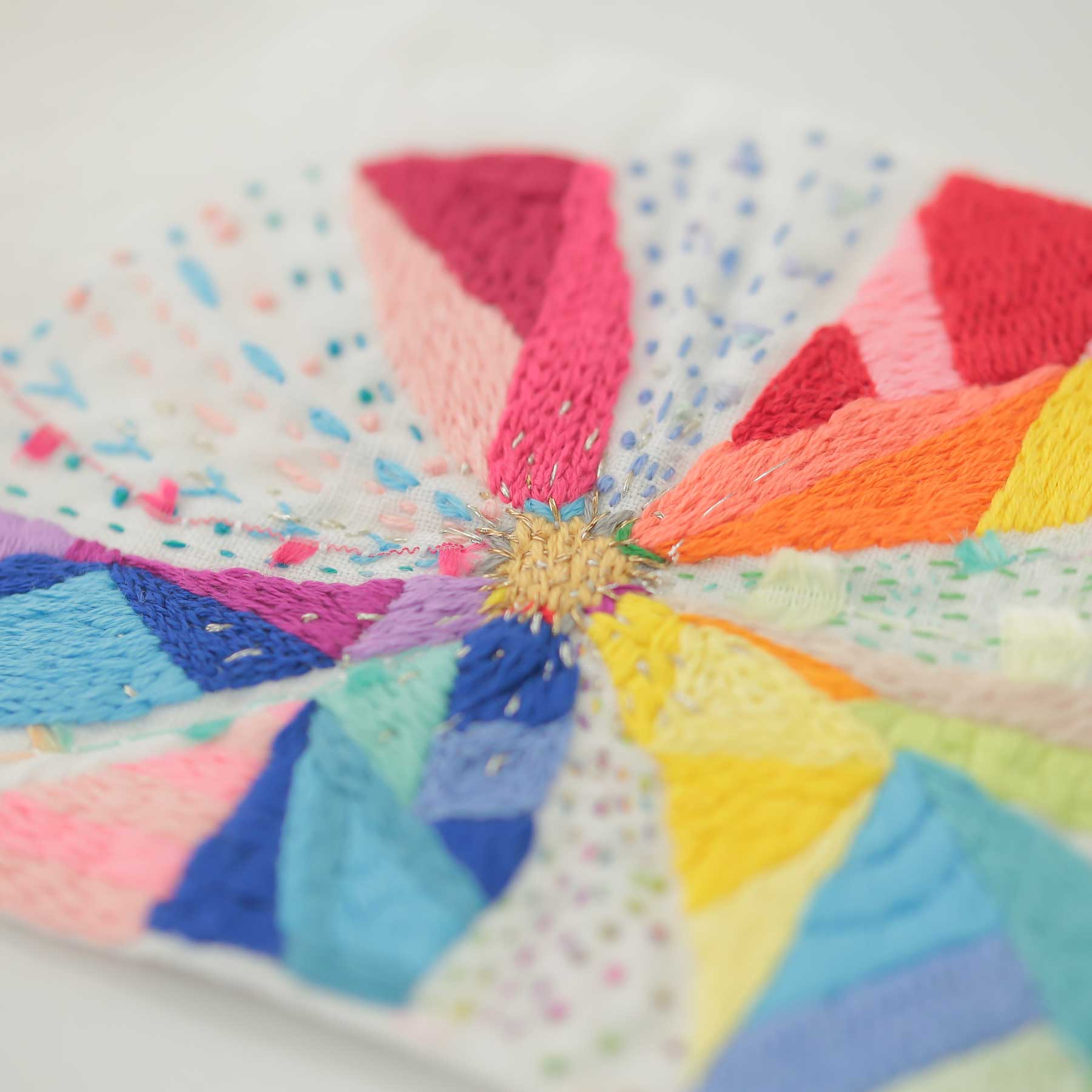 七五三用手刺繍帯のディテール|クジラ・まるまる・星の刺繍入りキッズエプロン【heartmelt】