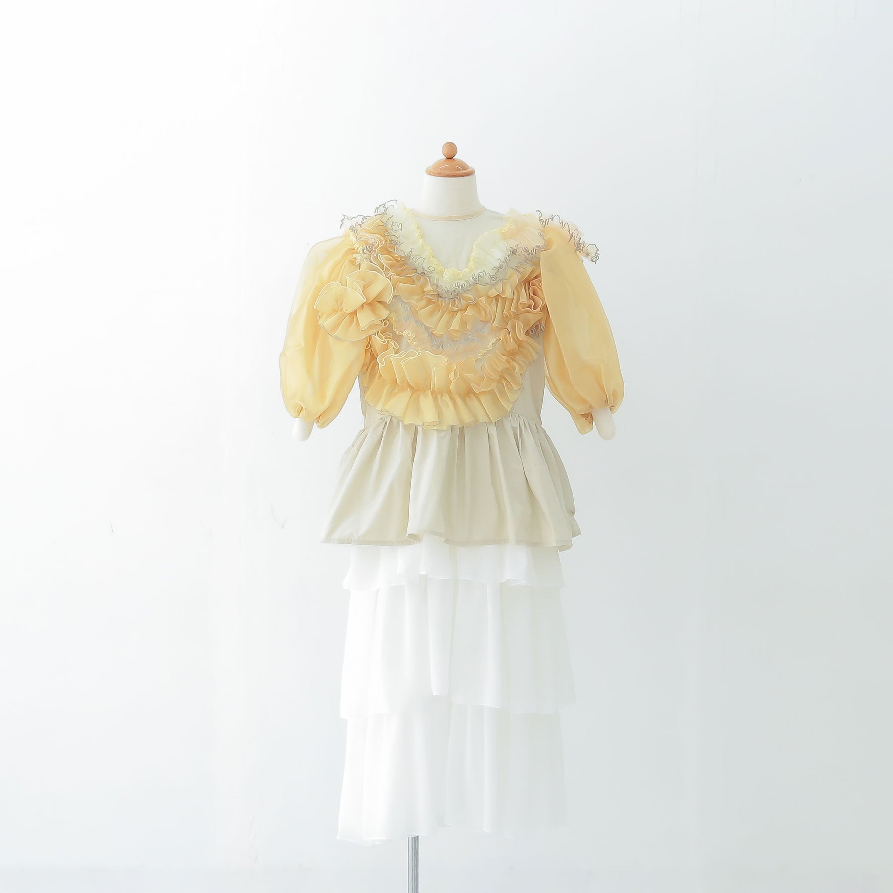 エッジーなゴールドチュールのワンピース|スカートをあわせたイメージ|キッズレンタルドレス【heartmelt】