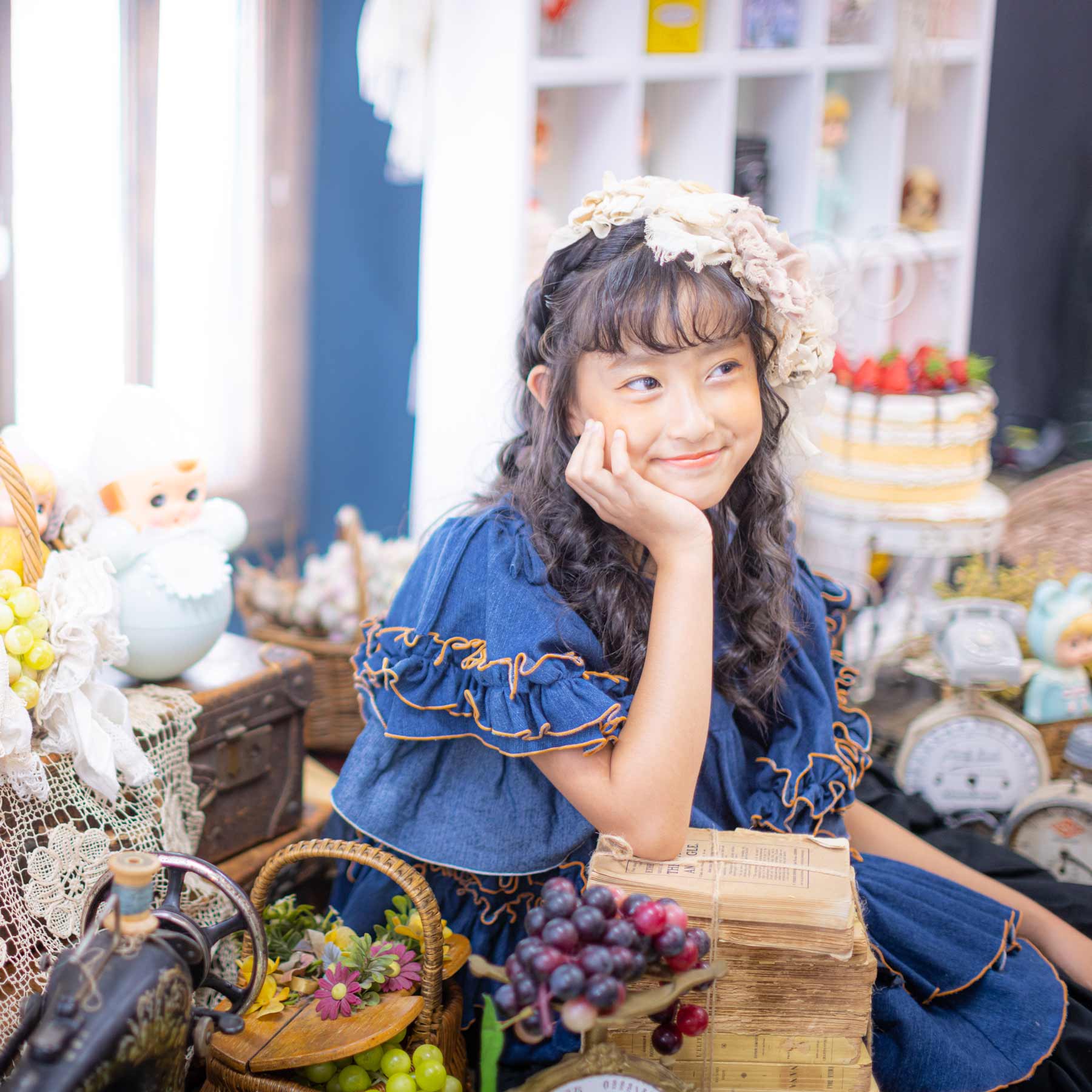 ブルーデニムのリバーシブルワンピース|モデル着用イメージ|キッズレンタルドレス【heartmelt】
