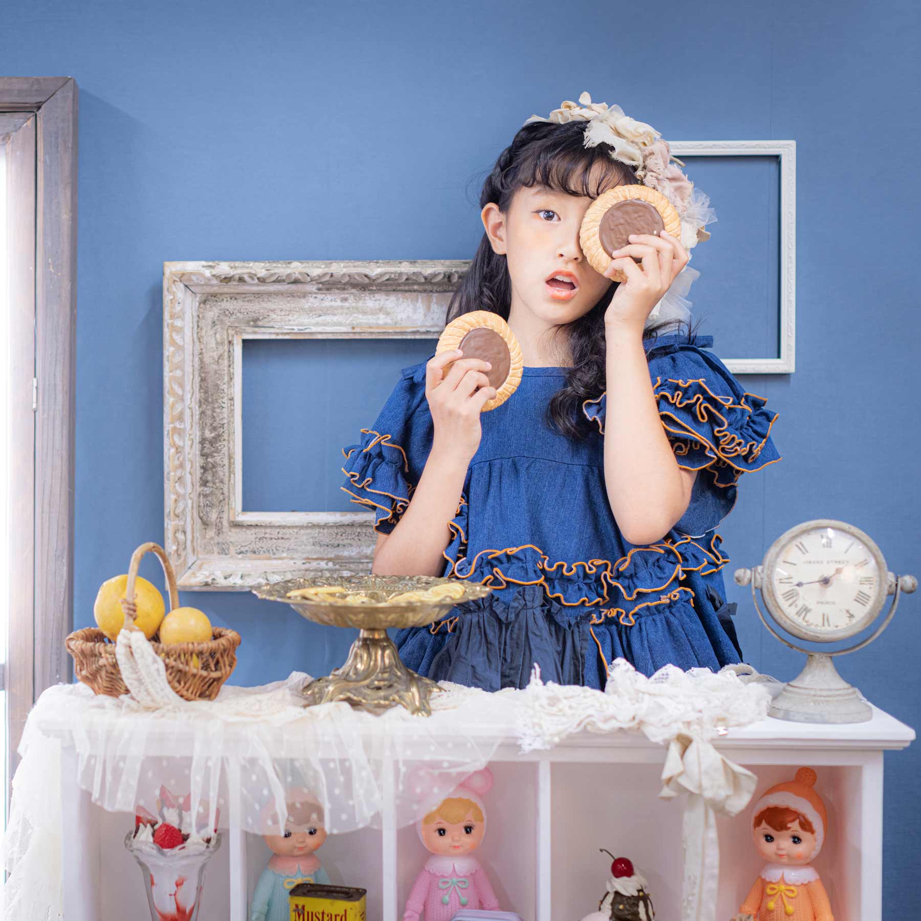 ブルーデニムのリバーシブルワンピース|モデル着用イメージ|キッズレンタルドレス【heartmelt】