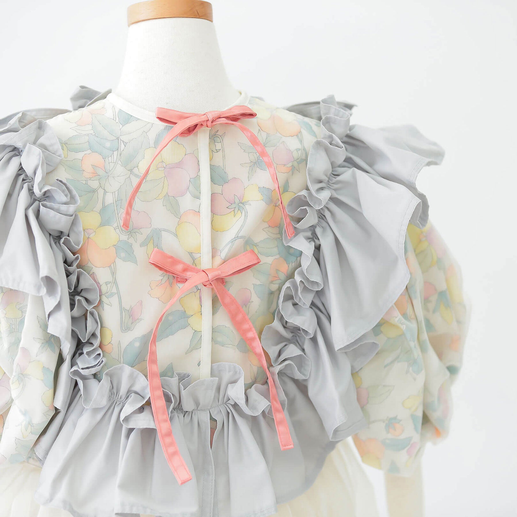 お花畑と噴水のシースルードレス|背面ディティール|キッズレンタルドレス【heartmelt】