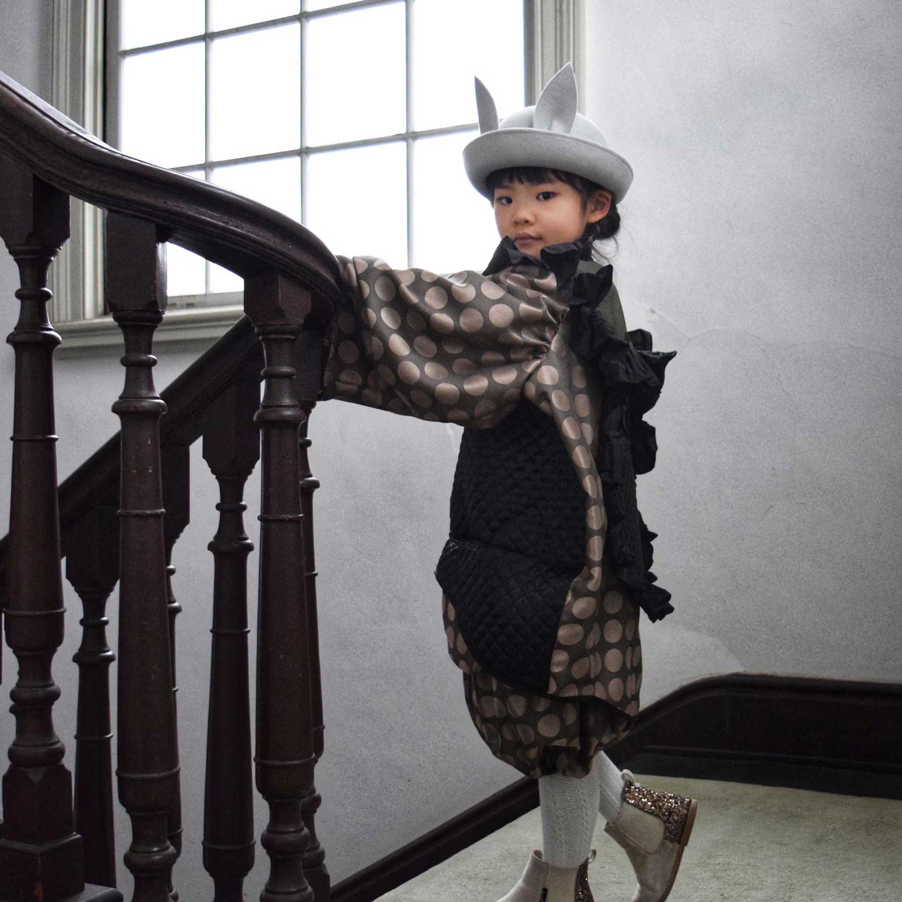 カーキ×ブラックのコクーンなセットアップ - heartmelt こども衣装レンタルこども衣装レンタル