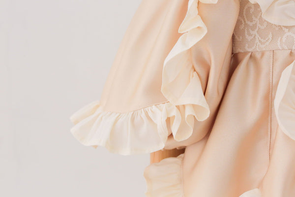天使の羽をまとったシャイニーピンクベージュのキッズドレス - heartmelt こども衣装レンタル