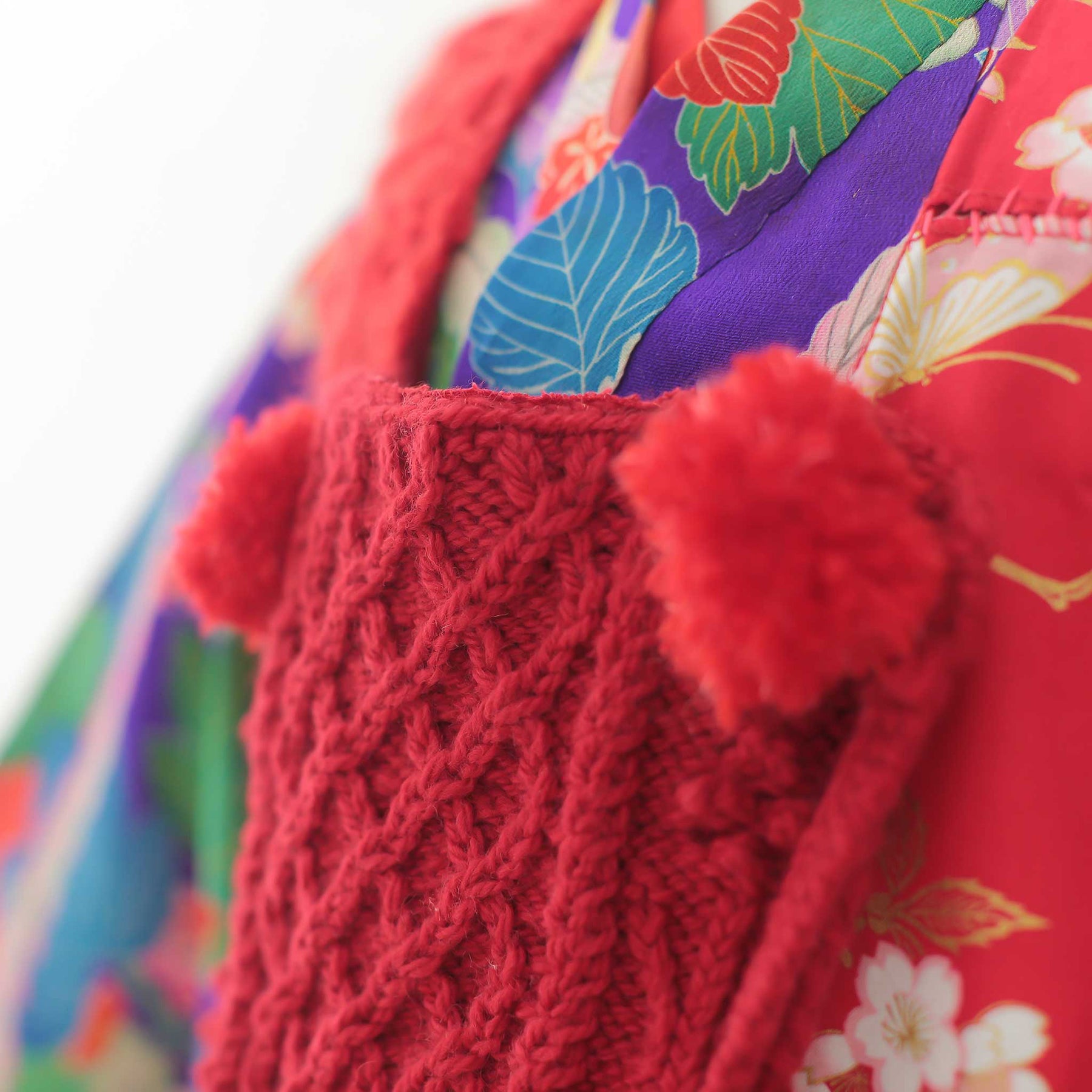 真っ赤な和柄の手編みニット被布 - heartmeltこども衣装レンタル